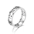 Vue détaillée et rapprochée d'une bague en acier avec chiffres romains ajourés - Taille 6 / Couleur Acier