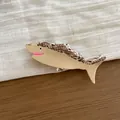 Primer plano detallado de una elegante pinza de pelo con forma de tiburón moteado - Tiburón Manchado