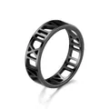Vue détaillée bague en acier inoxydable noir mat avec chiffres romains ajourés - Taille 6 / Noir
