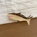 Vista detallada de una pinza para el cabello con forma de tiburón y estampado de leopardo - Tiburón Carey