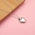 Collana con medaglione a cuore in argento e ciondolo con gemma rossa su sfondo rosa - Viola scuro