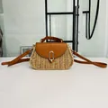 Borsa a tracolla vintage in paglia con patta in pelle marrone e fibbia oro. - Marrone
