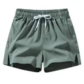 Grüne schnell trocknende Sportshorts für Herren mit Kordelzug und Seitentaschen. - S / Armeegrün