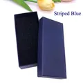 Vista dettagliata di una scatola per orologi blu rettangolare con trama a strisce - Blu a Righe Con Fessura