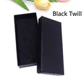 Vista dettagliata della scatola nera per orologi rettangolare con trama twill e spugna - Saia Nero