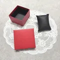 Detailansicht der roten strukturierten Uhrenbox mit schwarzem Kissen und Deckel - Rot