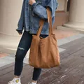 Vista dettagliata di una semplice borsa tote in tela marrone per la moda urbana - Cachi