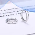 Primo piano di orecchini a cerchio minimalisti in argento sterling 925 lucido. - 9mm Argento