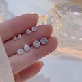 Hand met fonkelende 925 sterling zilveren zirkonia oorknopjes in verschillende maten - 4mm / Enkel (Losse Verpakking)
