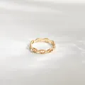 Detail van een gouden titanium stalen ring met een varkensneus hol kettingontwerp - Goud