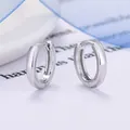 Dettaglio macro di orecchini a cerchio larghi in argento sterling 925 - 11mm Argento
