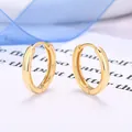Primo piano di orecchini a cerchio in argento 925 placcato oro con finitura liscia - 13mm Oro