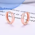 Dettaglio macro di orecchini huggie in argento sterling 925 placcati in oro rosa - 11mm Oro Rosa