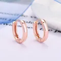Primer plano detallado de pendientes de aro de oro rosa pulido con superficie lisa y brillante - 15mm Oro Rosa