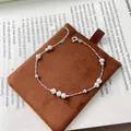 Detalle de pulsera de plata S925 con perlas de agua dulce sobre estuche marrón. - Plata 925 / Plata