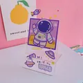 Transparante acryl telefoonstandaard met een schattige paarse astronaut in de ruimte - Astronaut Nr. 2