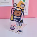 Schattige astronautenbeer acryl telefoonhouder op roze achtergrond - Beer
