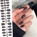 Glänzende mandelförmige Press-on-Nägel in Mokkabraun mit realistischer Handdarstellung - Mokka Farbe (DXR11#)