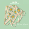 Foulard triangle au crochet fait main blanc cassé et bleu avec motif de marguerites - Taille unique / Marguerite bleue étoilée - Blanc cassé