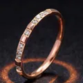 Bague élégante en acier inoxydable or rose ornée de micro-cristaux clairs étincelants - Taille 5 / Style Entièrement Pavé de Strass / Or rose