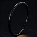 Eleganter minimalistischer dünner schwarzer Titanstahlring für Damen mit Hochglanzfinish - Größe 5 / Schwarz (1mm Breite)
