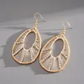 Eleganti orecchini a goccia dorati con strass scintillanti e design unico in filo metallico - Stile a Gancio / Oro/Bianco