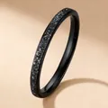 Sottile anello in acciaio al titanio nero con elegante trama sabbiata opaca nera. - US 5 / 2mm / Nero