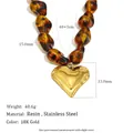 Dettaglio della collana di perle di resina ambra con ciondolo a cuore in oro 18K. - Collana a Cuore in Acrilico Ambra - Oro