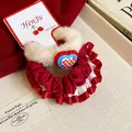 Κομψό σετ vintage κόκκινο scrunchie με βολάν και χνουδωτή κρεμ κορδέλα με γούρι καρδιά - Σετ Λαστιχάκια Μαλλιών Νο. 13 Καρδιά Κεράσι / Κόκκινο
