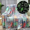 Morbida coperta in flanella fluorescente con motivi oceanici di tartarughe e squali - Mondo Marino / 70*100CM