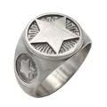 Primo piano di anello retrò in acciaio al titanio con stella a cinque punte e finitura opaca - US 7 / Satinato
