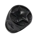 Dettaglio dell'anello con sigillo nero in acciaio al titanio con design a stella - US 7 / Nero