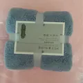 Serviette cadeau en polaire corail bleue pliée avec ruban gris pour cadeau de mariage - Bleu Gris Carré