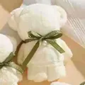 Petit ours en serviette polaire corail blanche avec nœud vert et perle élégante - Crème Grand Ours (35*75cm)