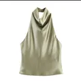 Elegante top a cavezza in raso verde salvia con un sofisticato scollo a cappuccio drappeggiato - XS / Verde chiaro