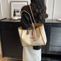 Elegante cremefarbene und braune Tragetasche mit großem Fassungsvermögen am Modell - Braun