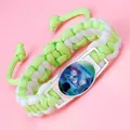 Detail van de Toy Story Buzz en Woody personages op groene gevlochten armband. - 64424602