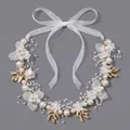 Elegante vite per capelli da sposa con foglie dorate, fiori di perle e nastro bianco - Fascia Per Capelli Versatile Con Motivo Floreale Oro E Bianco Hs-j6843gwhite