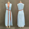 Detailweergave van een mouwloze blauwe maxi-jurk met bruine contrasterende bies - S / Blauw