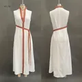 Voor- en achteraanzicht van een witte mouwloze maxi-jurk met oranje bies - S / Wit