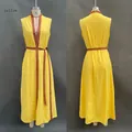 Detailweergave van de voor- en achterkant van een geelbruine mouwloze casual maxi-jurk voor dames - S / Geel