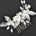 Elegante pettine per capelli da sposa con fiori di ceramica bianca, perle e foglie - Argento