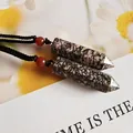 Collier avec pendentif pilier hexagonal en pierre naturelle et cordon noir tissé - Pierre Naturelle de Couleur Unique / Rhodonite