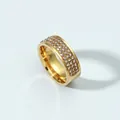 Élégante bague en acier titane doré de 8 mm avec trois rangées de cristaux Shamballa - Taille 6 / Doré