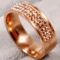 Élégante bague en acier inoxydable 316L or rose 8 mm avec trois rangées de cristaux. - Taille 6 / Or rose