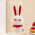 Detailopname van een schattige witte pluchen konijnenknuffel met rode oren en kraagje. - Een (oogbedekkende Stijl) / Ongeveer 12cm