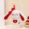 Detailopname van een schattige witte pluche konijnen-sleutelhanger met rode strik en hart. - Een Hartvormig Ontwerp / Ongeveer 12cm