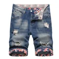 Modieuze heren blauwe distressed denim shorts met Amerikaanse vlag patroon op de boorden. - EU 38 / Middelblauw (661#)