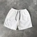 Comfortabele witte casual strandshort voor heren met verstelbaar zwart trekkoord. - M / Wit