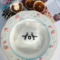 Schattige witte beer squishy stressspeeltje op een bord met aardbeienpatroon gepresenteerd - Chiikawa Beer (PVC Zak)